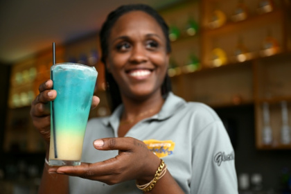 Un cocktail préparé à base de  liqueur curaçao dans la distillerie Willemstad, sur l'île néerlandaise de Curaçao, au large du Venezuela, le 9 avril 2026 - Raul ARBOLEDA (AFP)