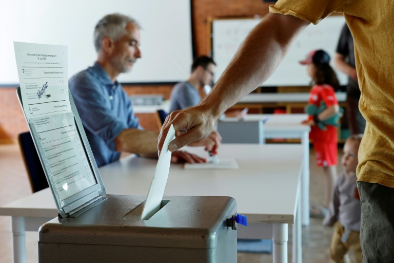 Soulagement en Suisse après le rejet dans les urnes de l'initiative anti-immigration