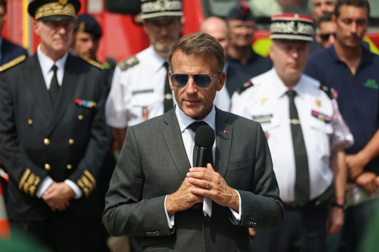 Fontainebleau: des travaux à l'origine de l'incendie principal, Macron remercie les pompiers