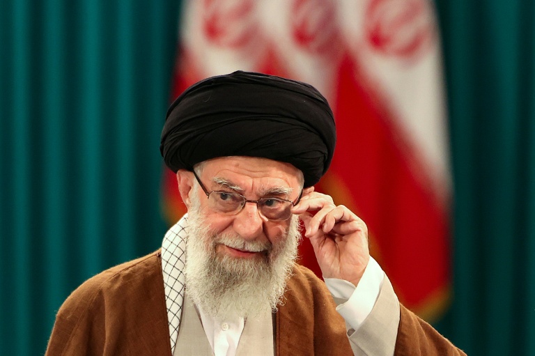 Le cortège funèbre de Khamenei débute sa traversée de Téhéran