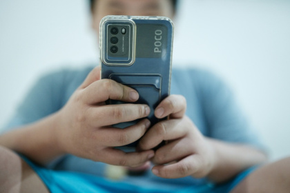 Les enfants ne devraient pas avoir leur propre smartphone avant l'âge de 13 ans, a indiqué jeudi à l'adresse des parents l'agence de santé publique de Suède - YASUYOSHI CHIBA (AFP)