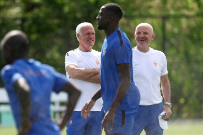 Le sélectionneur de la France Didier Deschamps (à gauche en maillot blanc) et son assistant Guy Stephan lors d'un entraînement à East Hanover (New Jersey) le 15 juin 2026 - FRANCK FIFE (AFP)