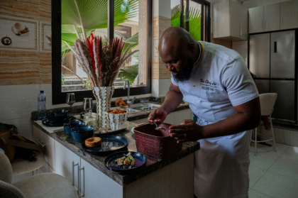 Le chef congolais Archi Dimosi dresse l'une de ses spécialités, le 17 mai 2026 à Kinshasa, en RDC - Hardy BOPE (AFP)