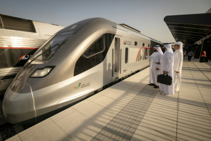 Un train Etihad Rail — le premier train de voyageurs des Émirats arabes unis — à la gare d'Abou Dhabi pour son voyage inaugural, le 30 juin 2026 - FADEL SENNA (AFP)