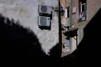 Des moteurs de climatisation dans une rue à Manosque (Alpes-de-Haute-Provence), le 29 septembre 2024 - JOEL SAGET (AFP)