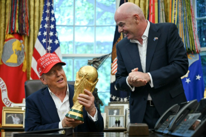 Le président américain Donald Trump et le président de la Fifa Gianni Infantino, avec le trophée de la Coupe du monde dans le bureau ovale de la Maison Blanche, le 22 août 2025 à Washington, - ANDREW CABALLERO-REYNOLDS (AFP)