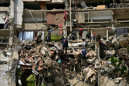 Des secouristes recherchent des victimes sur le site d'un immeuble effondré à Catia La Mar, dans l'État de La Guaira, le 6 juillet 2026 au Venezuela - MARTIN BERNETTI (AFP)