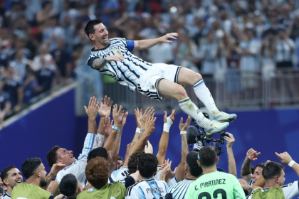 Lionel Messi célébré par ses coéquipiers après la qualification pour les quarts de finale du Mondial de l'Argentine contre l'Egypte mardi à Atlanta. - Thomas COEX (AFP)