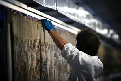 Un employé s'apprête à emballer la Tapisserie de Bayeux dans une caisse en vue de son transfert au British Museum, au Musée de la Tapisserie de Bayeux, à Bayeux, dans le nord-ouest de la France, le 18 septembre 2025 - LOU BENOIST (AFP)
