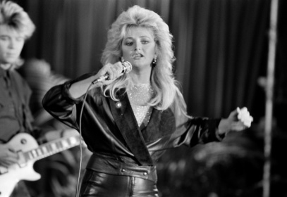 La chanteuse britannique Bonnie Tyler en concert à Paris, le 17 décembre 1984 - PHILIPPE WOJAZER (AFP)
