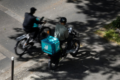 Des livreurs Deliveroo à vélo dans une rue de Paris, le 28 avril 2026 - Joel Saget (AFP)