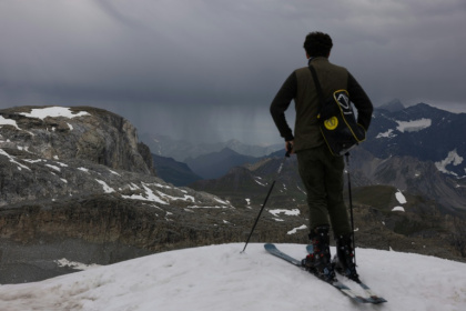 Un skieur regarde le paysage depuis le sommet d'une piste rouge, le 11 juillet 2026 à Tignes, en Savoie - Alex MARTIN (AFP)