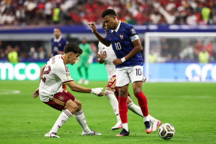 L'attaquant des Bleus Kylian Mbappe face au défenseur espagnol Pau Cubarsi, à Arlington, le 14 juillet 2026 - FRANCK FIFE (AFP)