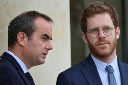 Le Premier ministre Sébastien Lecornu (g) et le ministre des Comptes publics David Amiel à la sortie de l'Elysée, le 10 juin 2026 à Paris - Ludovic MARIN (AFP)