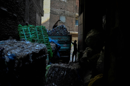 Des travailleurs égyptiens chargent des ballots de plastique à recycler dans la "ville des déchets"n dans le quartier du Caire de Manshiyet Nasser, le 6 juillet 2026. - Khaled DESOUKI (AFP)
