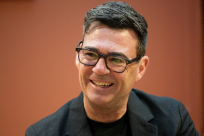 Andy Burnham lors d'une visite d'une association caritative qui vient en aide aux sans-abri, à Londres, juste avant sa nomination au poste de Premier ministre, le 20 juillet 2026 - Christopher Furlong (AFP)