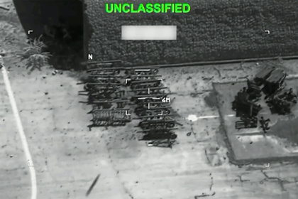 Cette capture d'écran prise le 22 juillet 2026 depuis une vidéo fournie par le Central Command (CENTCOM) américain le 21 juillet 2026 montre les Etats-Unis lançant des frappes de précision sur des cibles militaires iraniennes, selon l'armée. - - (AFP)