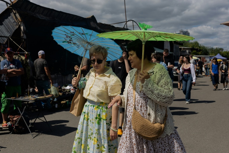 A Kiev, le marché aux puces fait de la résistance face aux frappes russes