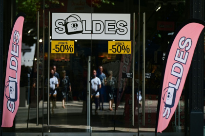 La prolongation des soldes d'été, décidée par le gouvernement en raison de l'épisode caniculaire qui avait plombé la première semaine, aura-t-elle permis de rattraper la saison ? - GABRIEL BOUYS (AFP)
