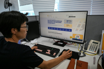 Kim Mi-Soon, responsable du Centre coréen de réponse aux crimes sexuels numériques, navigue sur internet le 2 juillet 2026 à Séoul - Jade GAO (AFP)