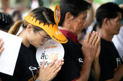 Wassana Nak-umma prête serment dans la cour d'un temple de Samut Sakhon, en Thaïlande, le 30 juillet 2026 - Lillian SUWANRUMPHA (AFP)