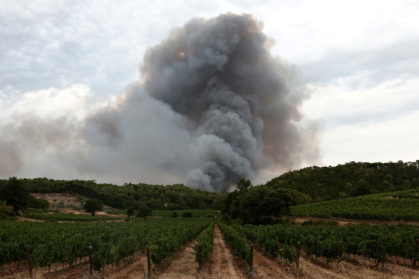 Cette photographie montre de la fumée s'élevant dans le ciel à Correns, dans le sud-est de la France, le 31 juillet 2026, alors que l'incendie a repris dans le Var, gagnant en ampleur sous l'effet du mistral - Simon WOHLFAHRT (AFP)