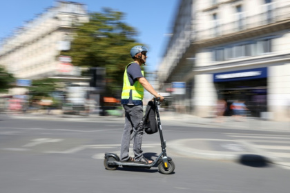 Un conducteur de trottinette électrique dans une rue de Paris, le 11 août 2026 - Kenzo TRIBOUILLARD (AFP)