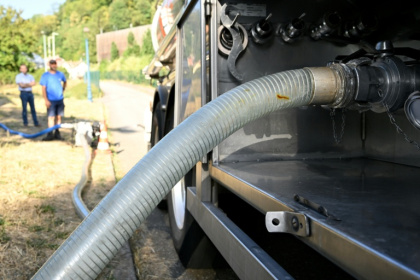 Un tuyau connecté à un camion-citerne venu ravitailler en eau la commune de Sainte-Marie-aux-Mines, dans le Haut-Rhin, le 11 août 2026 - Jean-Christophe VERHAEGEN (AFP)
