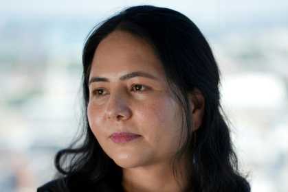 La journaliste afghane Zahra Joya lors d'un entretien à l'AFP, le 14 août 2026 à Londres - Yelim LEE (AFP)