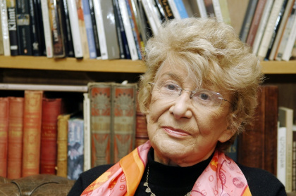 Yvette Roudy, ancienne ministre socialiste des Droits des Femmes, pose chez elle, le 27 décembre 2006 à Paris. - ERIC FEFERBERG (AFP)