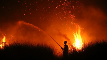 Cette photo prise le 11 août 2026 montre la silhouette d'un villageois tentant d'éteindre un incendie de forêt à Palangkaraya, dans le centre de l'Indonésie - REINA (AFP)