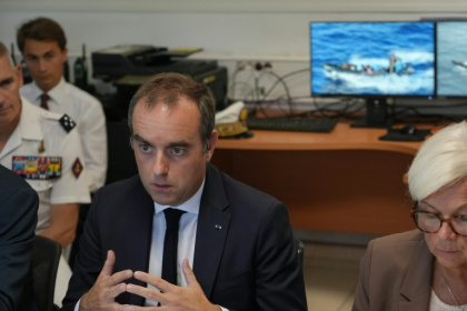 Le Premier ministre Sébastien Lecornu (c), à Dzaoudzi, sur l'île de Mayotte, le 26 août 2026 - Marine Gachet (AFP)