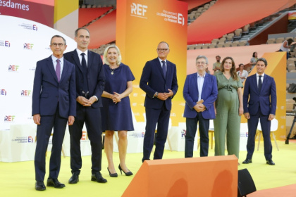 Bruno Retailleau, Raphaël Glucksmann, Marine Le Pen, Edouard Philippe, Jean-Luc Mélenchon, Marine Tondelier et Gabriel Attal posent avant un débat organisé par le Medef, le 27 août 2026 à Paris - Thomas SAMSON (AFP)