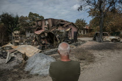 Un homme devant sa maison détruite par les flammes, au Porge, en Gironde, le 31 juillet 2026 - Ed JONES (AFP)
