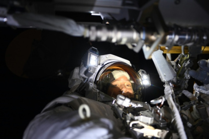 Photographie prise le 25 août montrant l'astronaute française Sophie Adenot en dehors de la Station spatiale internationale (ISS) et publiée par l'Agence spatiale européenne (ESA) - Photographe inconnu (AFP)