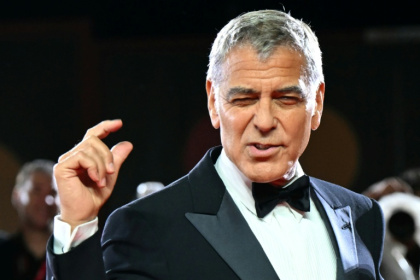 L'acteur américano-français George Clooney sur le tapis rouge de la Mostra de Venise, en Italie, le 28 août 2025 - Stefano RELLANDINI (AFP)